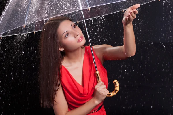 雨の中赤いドレスの女の子 — ストック写真