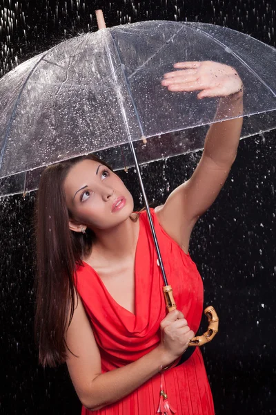Fille dans une robe rouge sous la pluie — Photo