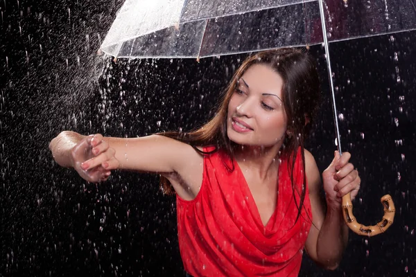 Fille dans une robe rouge sous la pluie — Photo