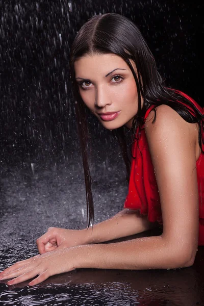 Menina em um vestido vermelho na chuva — Fotografia de Stock