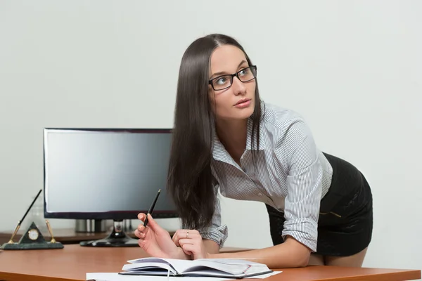 Hermosa mujer de negocios sosteniendo un papel . — Foto de Stock