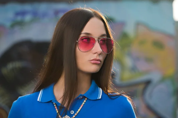 Sexy chica en rosa gafas y un collar — Foto de Stock