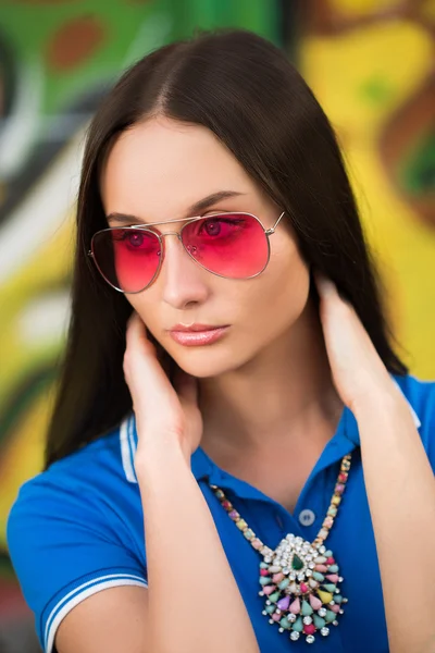 Fille sexy en lunettes roses et un collier — Photo