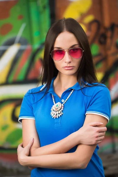 Sexig tjej i rosa glasögon och ett halsband — Stockfoto