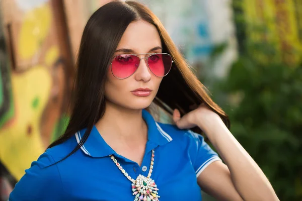 Sexig tjej i rosa glasögon och ett halsband — Stockfoto