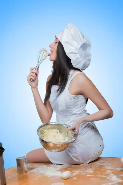 Sexy dívka, která nosí šéfkuchař připravuje těsto. — Stock fotografie