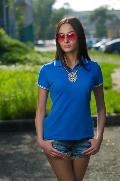 Menina em óculos vermelhos e camisa azul — Fotografia de Stock