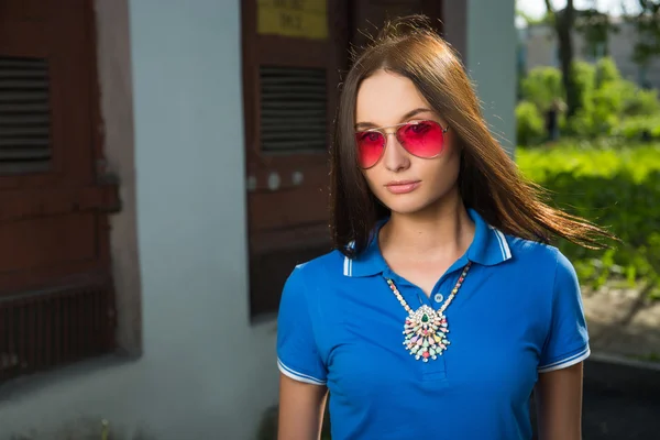 Flickan i rött glas och blå skjorta — Stockfoto