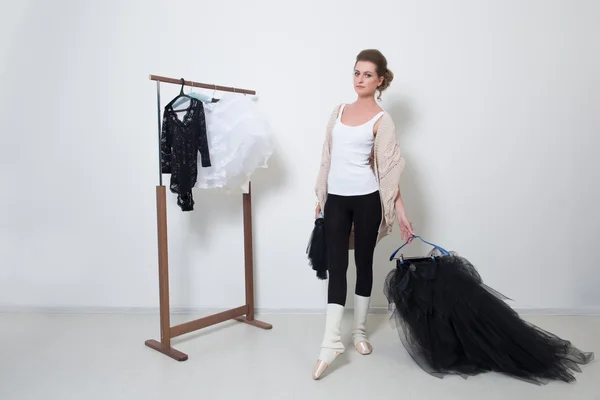 Bailarina antes de entrenar. Elige tu ropa . —  Fotos de Stock