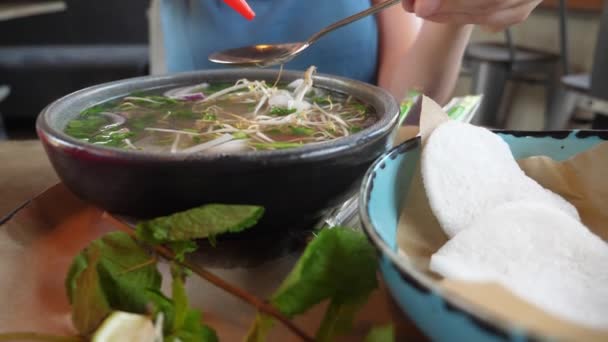 Κοντινό πλάνο ενός πιάτου, κάποιος τρώει σούπα pho bo — Αρχείο Βίντεο