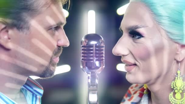 Zbliżenie przystojnego mężczyzny i aktora parodii śpiewających razem w jednym mikrofonie — Wideo stockowe