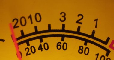 analog VU metre ölçeğinin detaylı aşırı yakın çekim, hareket eden oku