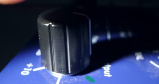 Деталізовані екстремальні крупним планом пальці рухають ручку на контролері — стокове відео