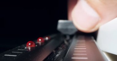detaylı uç yakın plan parmaklar kontrol kolunun sapını hareket ettir