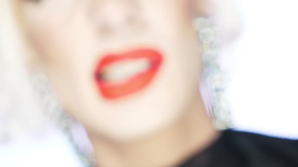 Close up lábios vermelhos de ator travesti, maquiagem cativante. desfocagem, mudança de foco — Vídeo de Stock