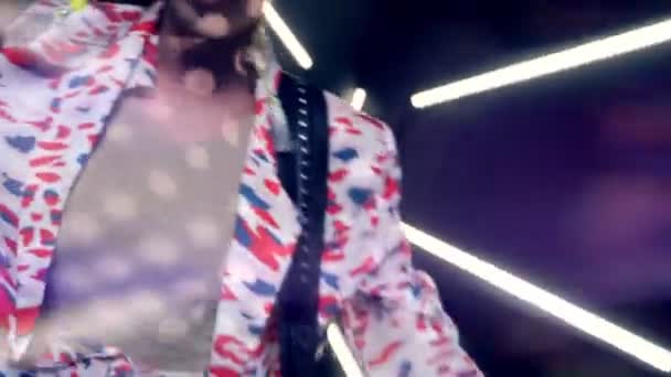 Przystojny drag queen gra na gitarze elektrycznej na scenie w klubie — Wideo stockowe