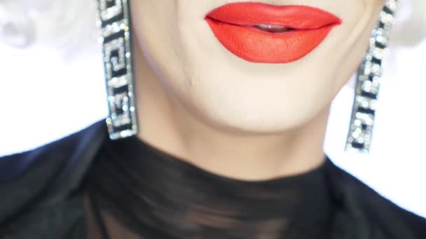 Close-up rode lippen van travestie acteur, catchy make-up — Stockvideo