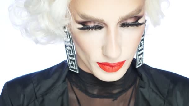 Close-up face of parody actor blonde with red lips, blue eyes and catchy makeup — Stock Video