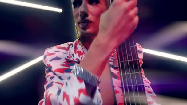 Handsome drag queen plays electric guitar on the stage of the club — Stock Video
