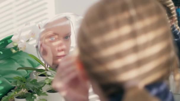 Close-up of a womans face. woman doing makeup while sitting in front of a mirror at home — 비디오