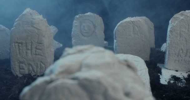 Close-up of the inscription the end on the tombstone of an ancient cemetery at night — Vídeo de Stock