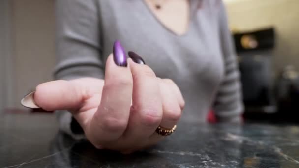 Language of the body. close-up of a female hand with a black manicure beckons towards her with her index finger — Stok video