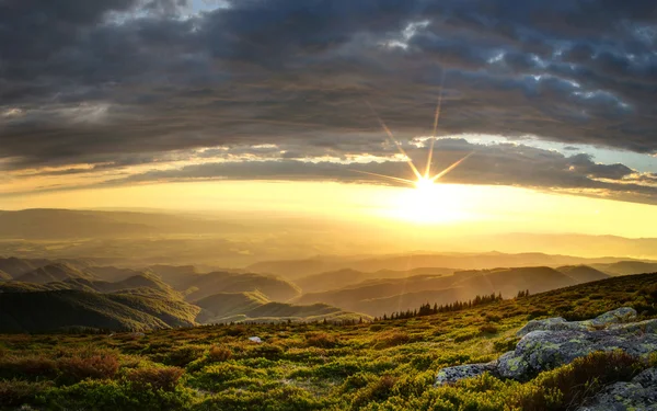 Закат над маленьким горным пиком Стоковая Картинка