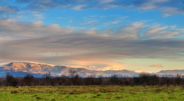 kar dağ zirveleri günbatımında kaplı..