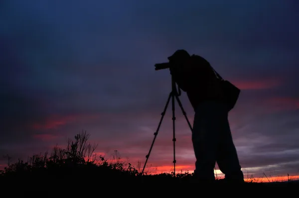 Silhouette de photographe au coucher du soleil. — Photo