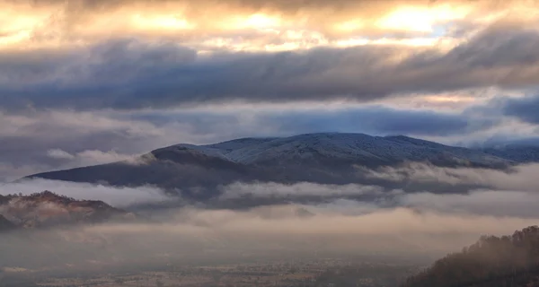 雾覆盖在日出的一座山. — 图库照片