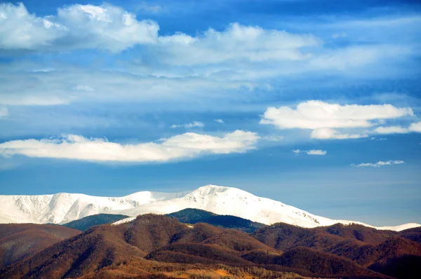 Kar kaplı dağ zirveleri — Stok fotoğraf