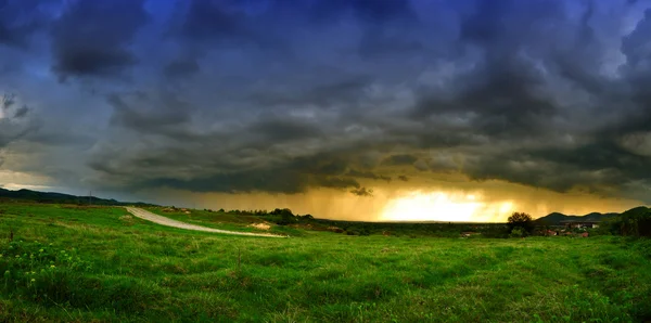 Scène de tempête entrante avec lumière du soleil en arrière-plan . — Photo