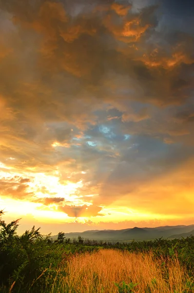 Majestoso pôr do sol no campo rural — Fotografia de Stock