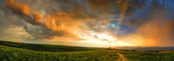Majestätischer Sonnenuntergang mit Gewitterwolken. lizenzfreie Stockbilder