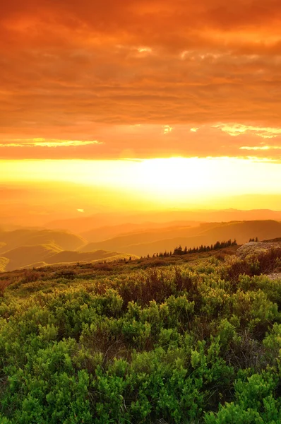 Majestic sunset over the Little Mountain Peak. — Stock Photo, Image