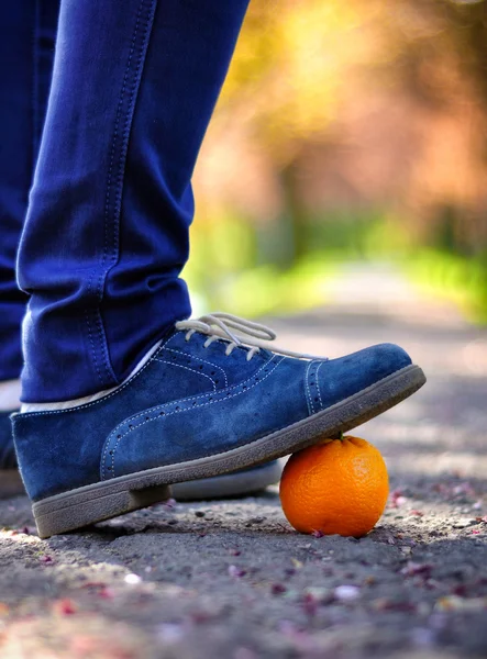 Turuncu üzerinde adım Ayakkabı