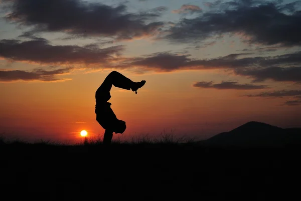 Junge Silhouette Hand-stehend — Stockfoto