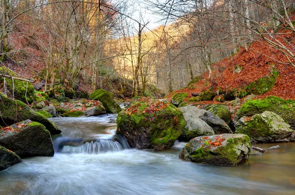 Horská řeka na konci podzimu — Stock fotografie
