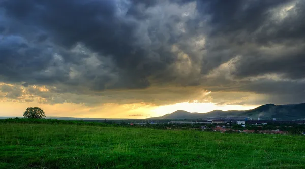 Scène de tempête dramatique au coucher du soleil en été . — Photo