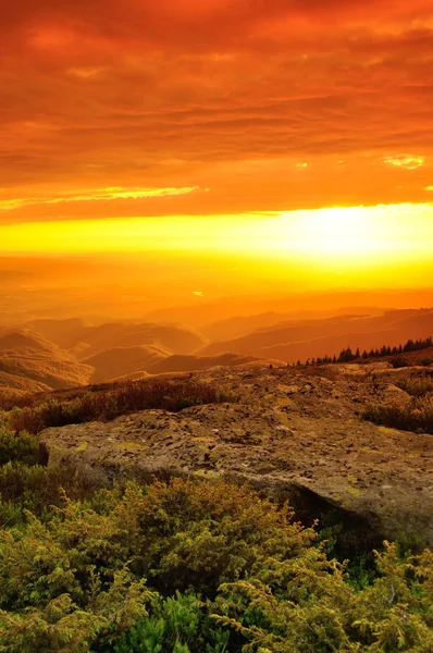 Dağlarda muhteşem bir günbatımı.