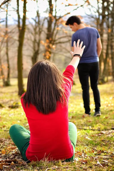 Young couple breaking up. Girl shouting out for boy. — Stock Photo, Image