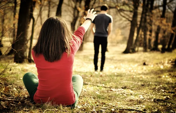 Junges Paar trennt sich. Mädchen schreit nach Junge. Stockfoto