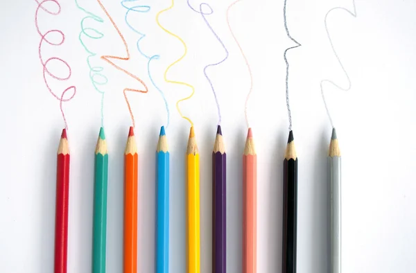 Kolorowe linie rysowane przez ołówki. bardzo płytkiej głębi ostrości. — Zdjęcie stockowe