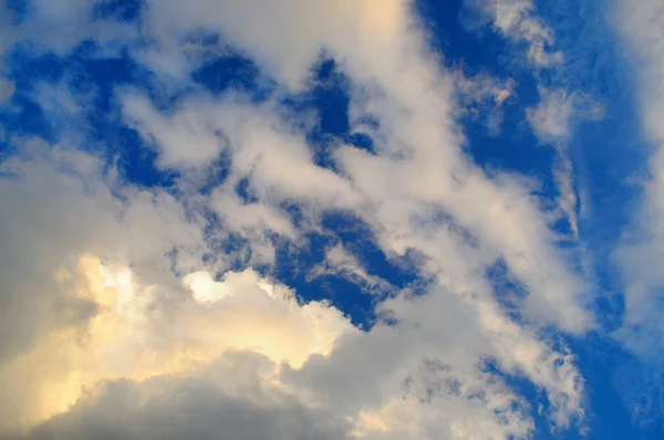 Dark storm clouds stretching towards the horizon — Stock Photo, Image