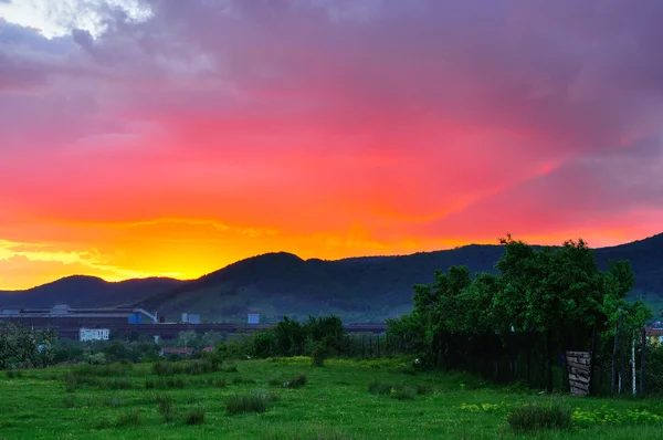 yağmurlu bir gün sonra sadece renkli yaz günbatımı. Güneş bulutların boyama.