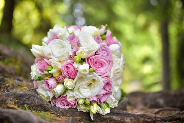 Sposa Bouquet Lasciato Nella Foresta — Foto Stock