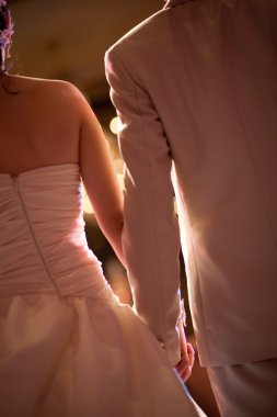 Gelin ve damat tutarak bekleyen düğün töreni için el