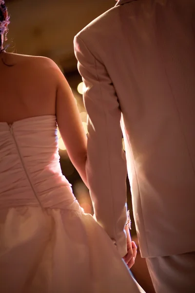 Novia y novio tomados de la mano esperando la ceremonia de boda — Foto de Stock