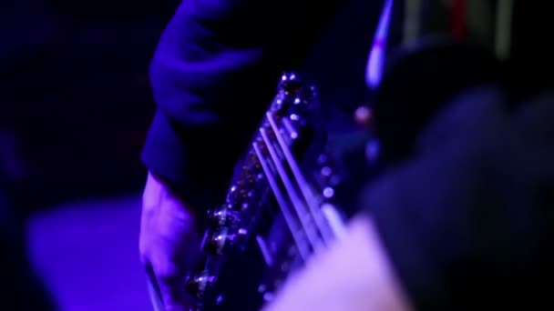 1 コンサートのために準備のギタリスト — ストック動画