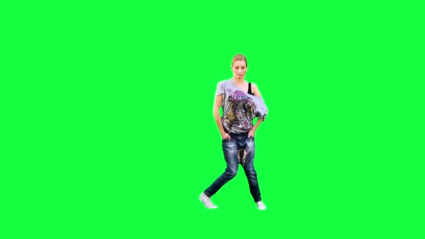 Танцующая девушка на зеленом фоне — стоковое видео